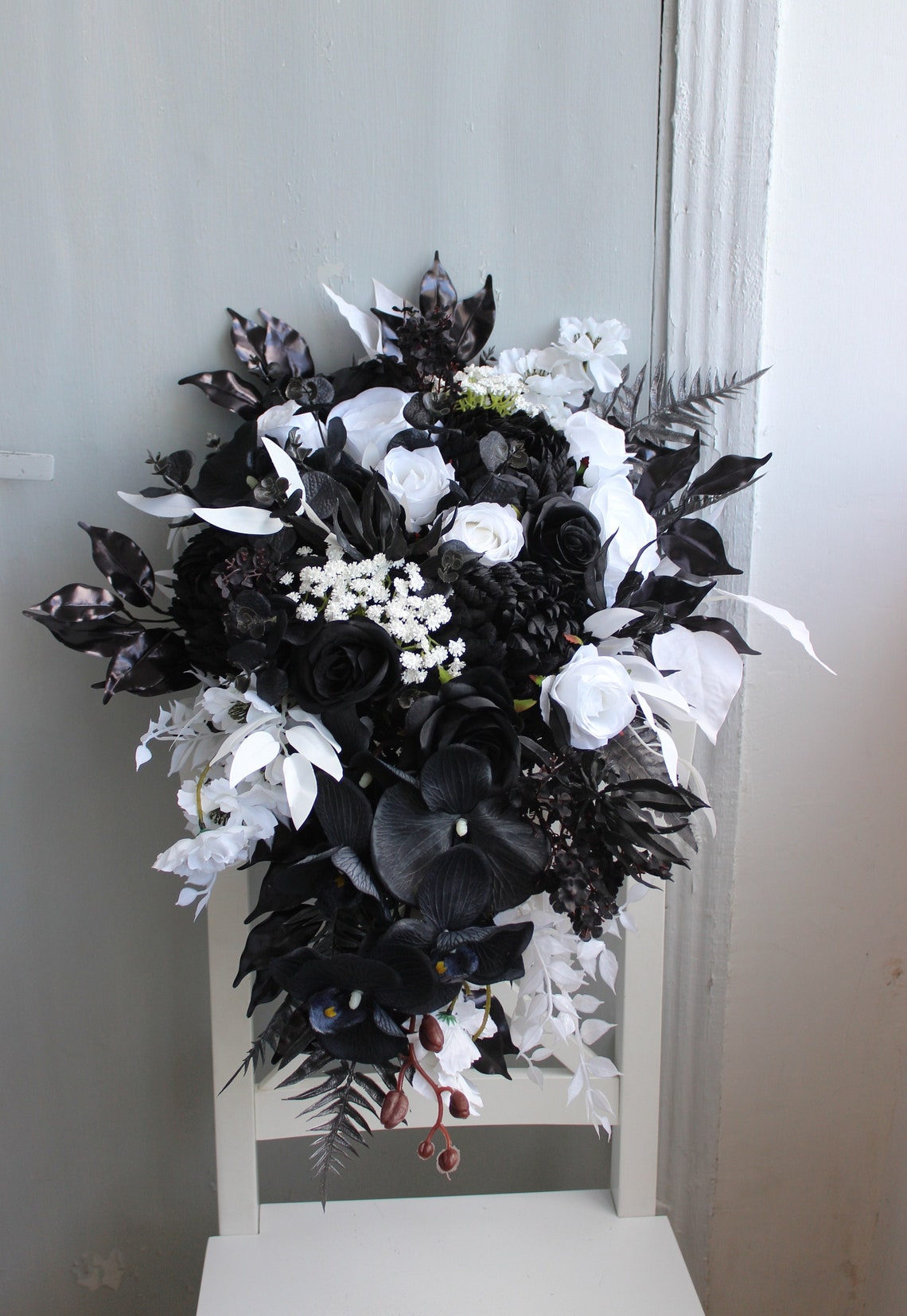 Black white bouquet Gothic wedding bouquet Moody wedding Bridal cascad 13"