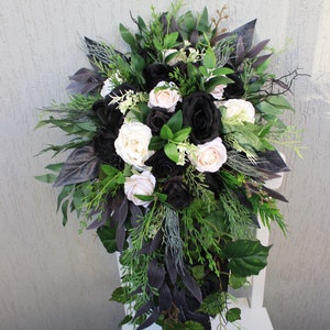 Smaragdgrün-Schwarz-Elfenbein-Blumenstrauß, gotischer Wasserfall-Blumenstrauß, waldgrüner stimmungsvoller Blumenstrauß, Hochzeitsdekor, Seidenblumenstrauß