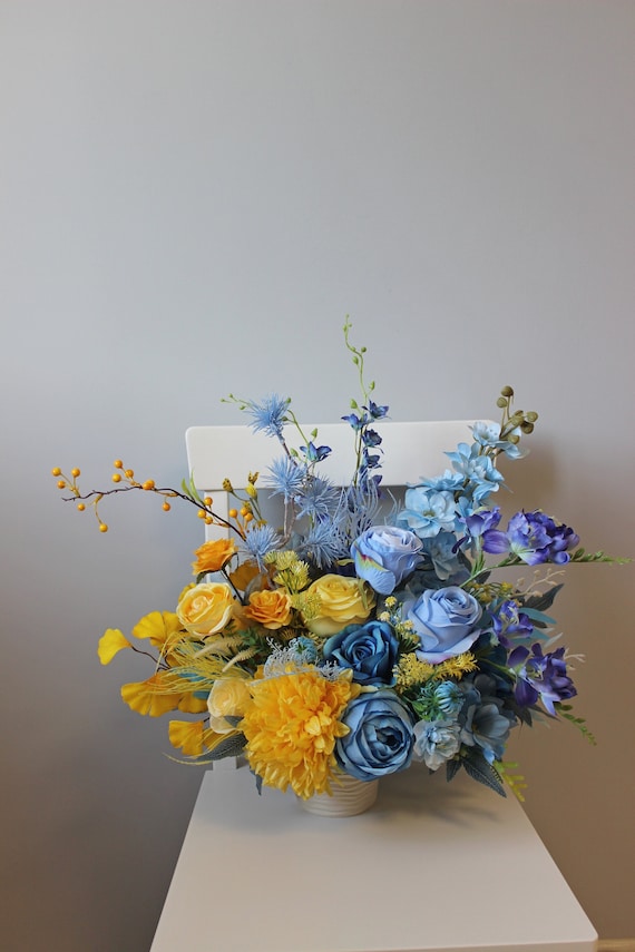 Blaue gelbe Tischdekoration, Tischdekoration Hochzeit, Frühlingsdekoration, Seidenblumengesteck