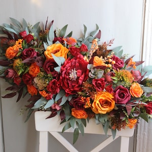 Arche de fleur de mariage d’automne, Fleurs d’arche bordeaux orange brûlée, Arche de mariage swag