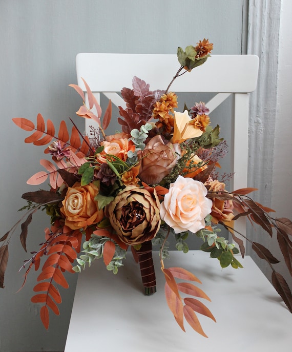 さびたオレンジブラウンのブーケ、秋のウェディングブーケ、ボヘミアン