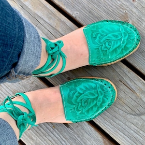 Womens Mexican Sandals, Handmade Leather Lace Up Sandals Huaraches, Sandalias Huaraches Mexicanos,Mexican leather Shoes TOOLED Lace-up GREEN