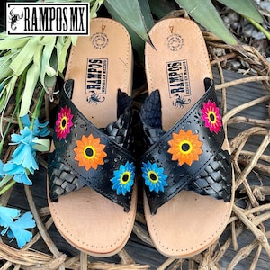 Womens Mexican Sandals, Handmade Leather Huaraches Sandals,Sandalias Huaraches Mexicanos,Mexican Leather Shoes, Black Flower CRUZADOS negros