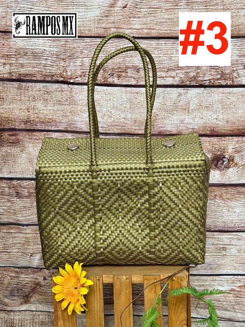 Op de afbeelding: Een geweven tas in metallic olijfgroen met twee touw-handvatten en twee zilverkleurige metalen drukknopen aan de bovenrand. De tas heeft een herhalend geometrisch ruitpatroon. De tekst RAMPOS MX en #3 zijn zichtbaar op de afbeelding.