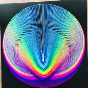 円形の虹の手作りストリングアート