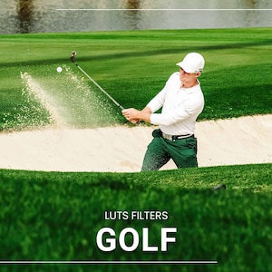 Könnte beinhalten: Ein Golfer in einem weißen Hemd, grüner Hose und weißer Kappe schwingt einen Golfschläger und schlägt einen Ball aus einem Sandbunker. Das Bild ist auf einem grünen Golfplatz mit einem Gewässer im Hintergrund aufgenommen. Der Text "LUTS FILTERS GOLF" steht unten.