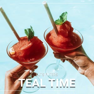 Puede incluir: Dos copas de martini llenas de una bebida roja helada, adornadas con menta y una pajita. El texto "TEAL TIME" se muestra en letras blancas. El fondo es azul claro.