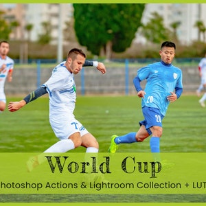 Könnte beinhalten: Zwei Fußballspieler in blauen und weißen Trikots laufen während eines Spiels auf einem grünen Feld. Der Text "Weltmeisterschaft" ist in Schwarz auf grünem Hintergrund unter dem Bild geschrieben. Der Text "Photoshop-Aktionen & Lightroom-Sammlung + LUTs" ist in Schwarz auf grünem Hintergrund unter dem Text "Weltmeisterschaft" geschrieben.