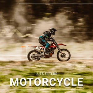 以下が含まれることがあります： 青と白のレーシングスーツを着たライダーが乗る赤と白のダートバイク。バイクはダートトラックを高速で走り、砂埃を巻き上げている。