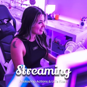 Peut inclure: Une femme est assise dans un fauteuil de jeu devant un écran d'ordinateur avec un microphone et un bureau éclairé en violet. Le texte "Streaming Photoshop Actions & LUTs Filters" est affiché à l'écran.