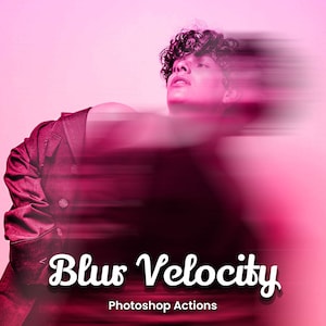 Op de afbeelding: Een digitaal bewerkte afbeelding met een bewegingsonscherpte-effect van een persoon in een donkere jas tegen een roze achtergrond. De tekst "Blur Velocity Photoshop Actions" wordt weergegeven in een gestileerd lettertype.