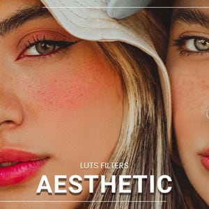 Puede incluir: Primer plano de dos rostros con maquillaje llamativo. Un rostro está parcialmente cubierto por un sombrero blanco. El texto "LUTS FILTERS" y "AESTHETIC" se muestra en blanco. El maquillaje incluye rubor rosa, delineador de ojos rojo y lápiz labial rosa brillante.