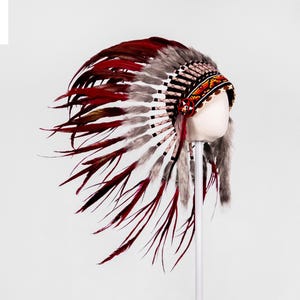 Czerwony kapelusz Indianina Warbonnet - kapelusz na festiwal piór Indian Ameryki Północnej
