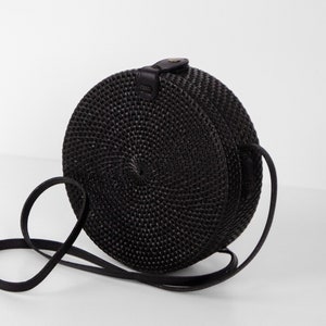 Sac en rotin rond noir - sac Bali - sac en paille pour femme - sac à main en rotin tissé à bandoulière - sac d'été bohème - sac à bandoulière bohème - sac de plage