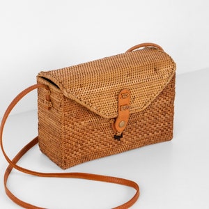 Handwoven Tan Rattan Envelope Clutch Bag from Bali, 'Casual Afternoon