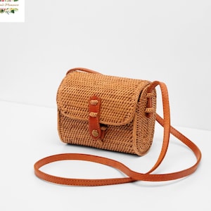 Handwoven Rattan Crossbody Bag – Mini Envelope Bali Purse