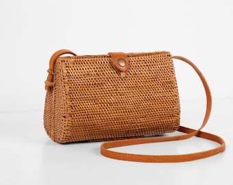 Clam Rattan Bag - Bali Bag - Woven Summer Bag - Boho Bag - Rattan Purse For Women - Gift For Her - Trendy Straw Bag for Summer - Beach Bag