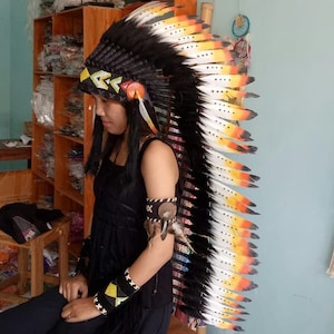Handgemaakte veren indianenhoed – witte, oranje en zwarte indianenhoofdtooi
