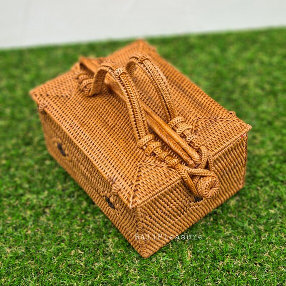 picnic straw bag