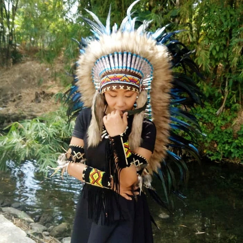 Coiffe indienne Réplique bleue Bonnet de guerre en plumes Chapeau de plumes amérindiennes Costume de festival Chapeau indien Longueur moyenne image 4