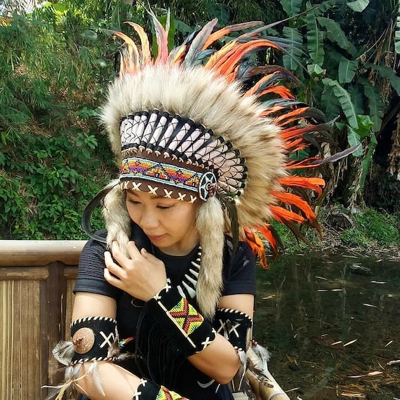 Traje de los indios sentía tocado pluma, corona de plumas de los