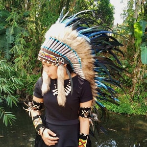 Coiffe indienne Réplique bleue Bonnet de guerre en plumes Chapeau de plumes amérindiennes Costume de festival Chapeau indien Longueur moyenne image 2