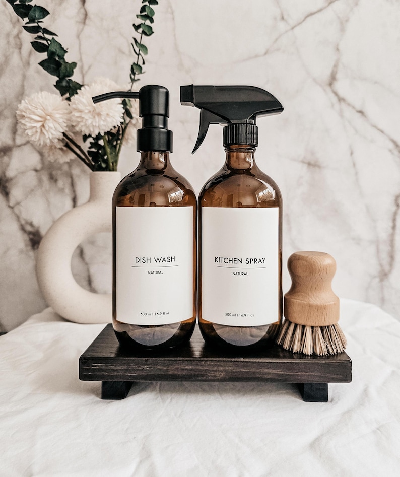 Pu&ograve; includere: Due bottiglie di vetro ambrato con etichetta "Dish Wash" e "Kitchen Spray" con pompe nere e ugello spray. Sono presenti anche una spazzola di legno e un vassoio di legno scuro. Le bottiglie sono da 500 ml.