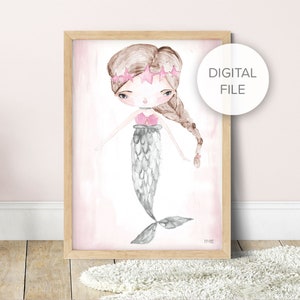 Puede incluir: Una ilustración digital de una sirena con una corona rosa y una cola gris. La sirena tiene el pelo marrón y los labios rosas. El fondo es de color rosa claro.