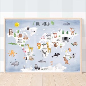 Impression murale carte du monde Pip+Phee avec animaux bleu poussiéreux - oeuvres d'art déco salle de jeux pour chambre de bébé