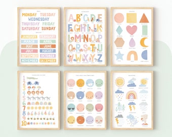 Op de afbeelding: Set van 6 kleurrijke educatieve posters voor kinderen met de dagen van de week, de maanden van het jaar, het alfabet, vormen, gevoelens en emoties en het weer. De posters hebben een licht houten frame en zijn gedrukt op wit papier.