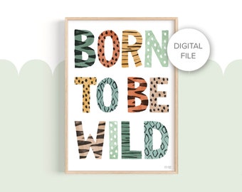 Op de afbeelding: Een printbaar digitaal bestand met de tekst "Born to be Wild" in kleurrijke letters met dierenprintpatronen. De letters zijn in een vet, speels lettertype.