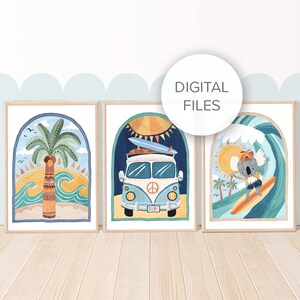 Puede incluir: Tres ilustraciones enmarcadas con un tema de playa. La primera ilustración presenta una palmera en una playa con olas y un cielo azul. La segunda ilustración presenta una camioneta azul con una tabla de surf en la parte superior y la palabra "SURF" en la placa de matrícula. La tercera ilustración presenta un koala montando una tabla de surf en una ola con un sol y palmeras en el fondo.