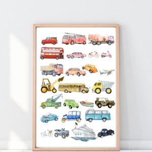 Op de afbeelding: Een aquarel-illustratie van een verscheidenheid aan voertuigen, waaronder een rode brandweerwagen, een gele schoolbus, een blauwe dubbeldekkerbus, een groene tractor, een blauwe auto, een rode vrachtwagen, een gele kipper, een blauwe bestelwagen, een wit cruiseschip, een groene jeep, een blauwe motorfiets, een rood vliegtuig, een blauwe fiets en een roze scooter.