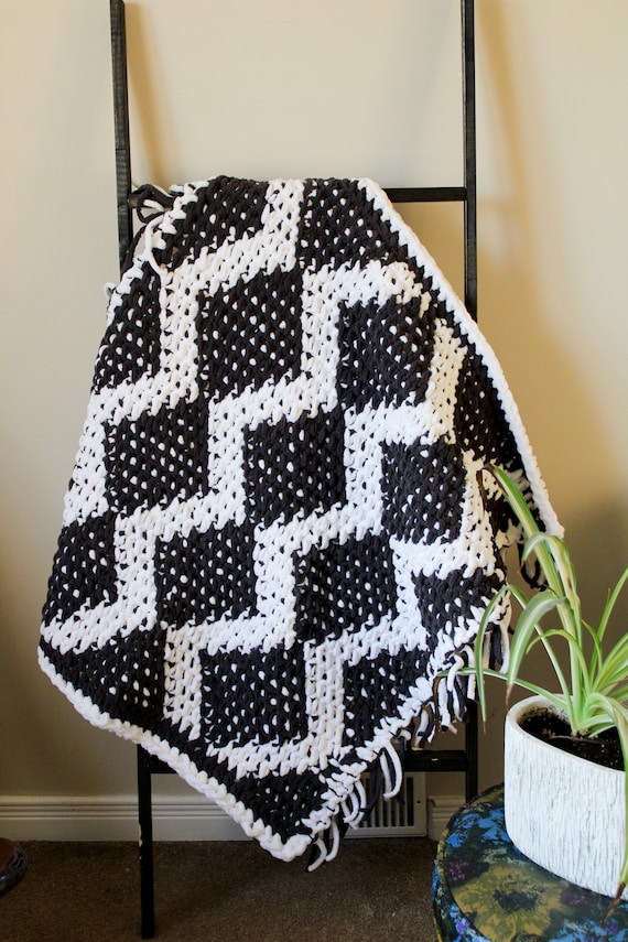 Black and white crochet baby blanket pattern hot sale