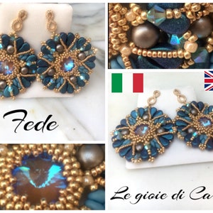 Può includere: Un paio di orecchini rotondi in perle dorate e blu con un grande cristallo al centro. Gli orecchini hanno un design floreale. Il testo "Fede" e "Le gioie di Carmen" è visibile nell'immagine.