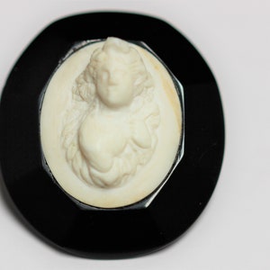 Cameo di lava vittoriano e Whitby getto spilla