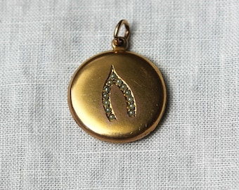 Victorian 10ct gold locket with seed pearl wishbone