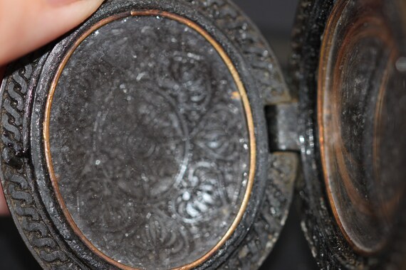 Victorian vulcanite mourning locket - image 6