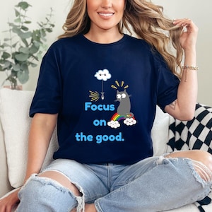 Camiseta de gato arcoíris, camiseta gris de gatito adorable, camiseta con vibras positivas, regalo para amantes de los animales, camiseta de gato boca abajo, concéntrate en lo bueno, camiseta unisex