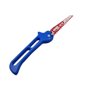 Puede incluir: Una sierra de mano azul y roja con una hoja de dientes de carburo. La hoja está etiquetada con "DIABLO" y "CARBIDE TEETH".