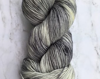 Estátua tingida à mão Superwash Lã Merino Nylon Meia Dedilhado Fio Cinza Cinza Salpicado Variegado