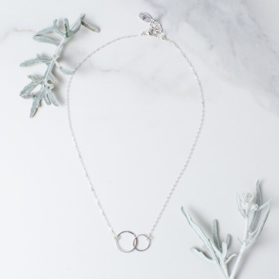 silver linked circle necklace