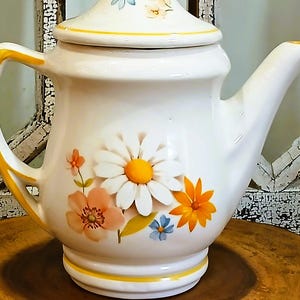 Vintage 70s Ceramic Daisy Teapot Pitcher ~ Coffee Pot, Hot Chocolate, Orange Juice