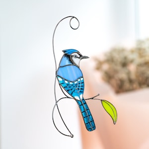 Cadeau de sympathie attrape-soleil en vitrail geai bleu, tenture de vitrail moderne, décoration de jardin pour oiseau, cadeau de pendaison de crémaillère