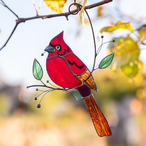 Kardinal Glasmalerei-Fensterbehänge Einweihungsparty Geschenk Kardinal Ornament Glasmalerei Vogel Glasmalerei Suncatcher Geschenk für Ihn