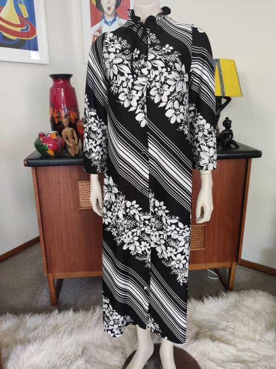 Striking Black and White Stripes Floral Diagonal Print Acorn Gown Robe Small Bust 90cm 36inch - Etsy Striking Black and White Stripes Floral Diagonal Print Acorn Gown Robe Small Bust 90cm 36inch - Etsy