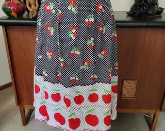 Jupe portefeuille en coton des années 1960, bordure imprimée, marguerites, pommes, bleu marine, rouge blanc vert, taille 12, taille moyenne, 66 cm 26 pouces