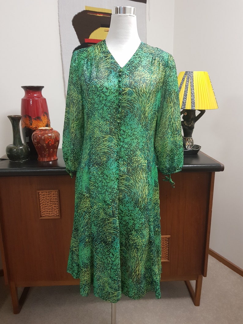 Sheer green floral 1970s poly chiffon dress bracelet sleeves small bust 93cm