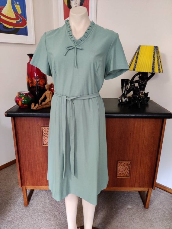 Muted green 70s New old stock polyester dress frill neck tie belt plus size 20 bust 120cm 47inch Muted green 70s New old stock polyester dress frill neck tie belt plus size 20 bust 120cm 47inch