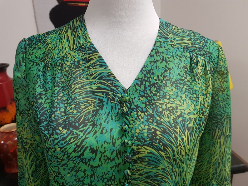 Sheer green floral 1970s poly chiffon dress bracelet sleeves small bust 93cm